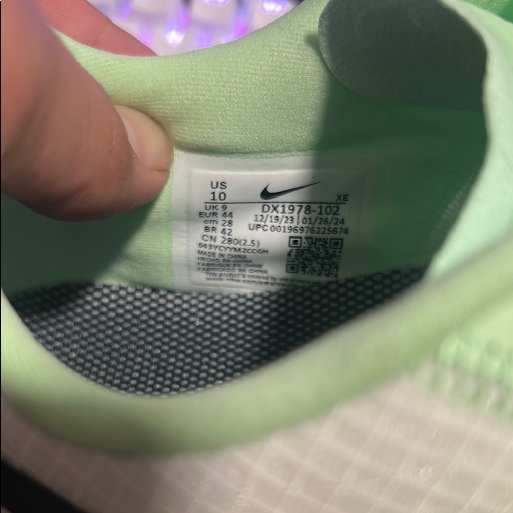 Nike ZoomX Running Shoes - Vibrant Design - Picture 2 of 5